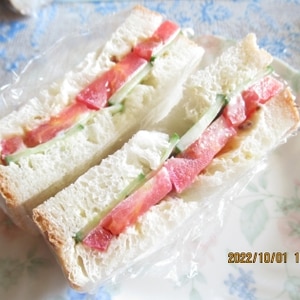 トマトときゅうりのサンドイッチ